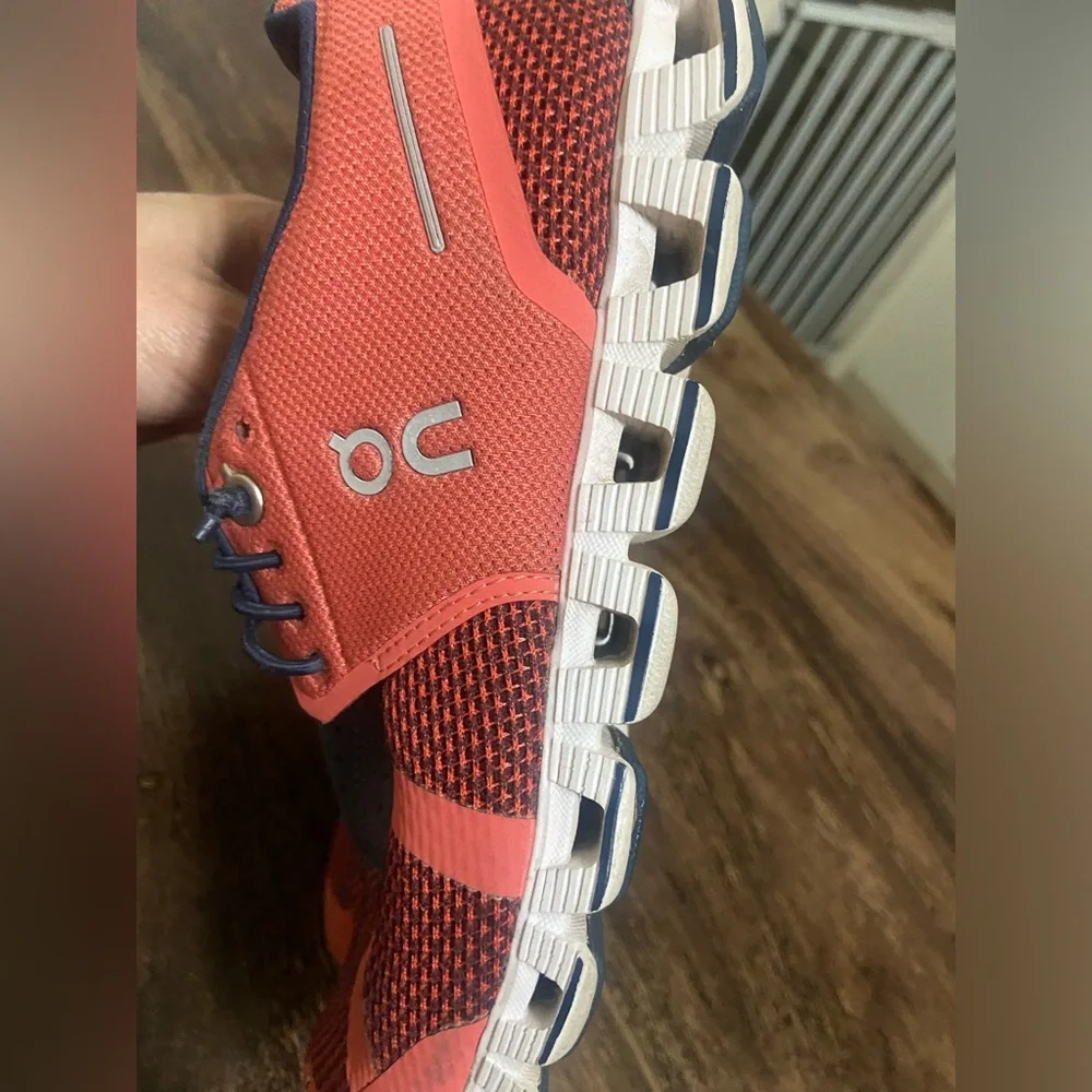 On Running Women's Athletic Shoes - Picture 3 of 9